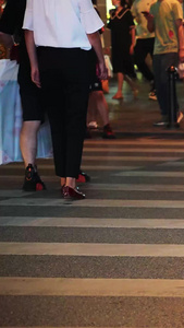 城市街头红绿灯路口斑马线熙熙攘攘过马路的人群脚步特写素材路口素材视频