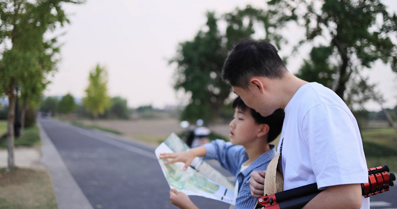 父子旅行出游看地图慢镜视频