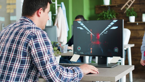 快乐的年轻人在办公室里玩游戏时在电脑上玩游戏18秒视频