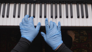 戴手套弹钢琴21秒视频