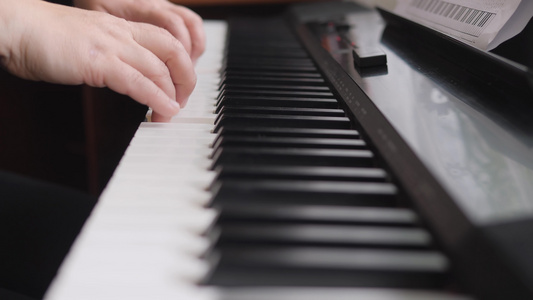 电子琴手指按下钢琴键音乐课手指按下乐器的键视频