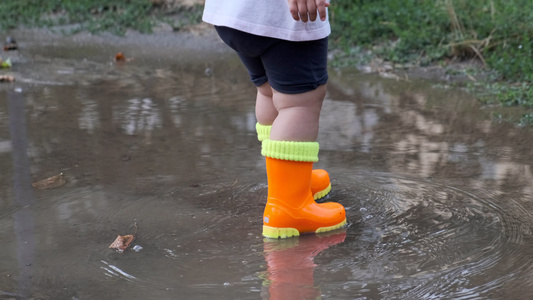 雨后在水坑里穿小靴子视频