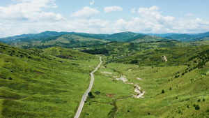 无人驾驶飞机飞行摄像头记录了农村地区山区美丽的风景18秒视频