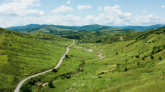 美丽的乡村风景地区的空中无人机摄像片段视频