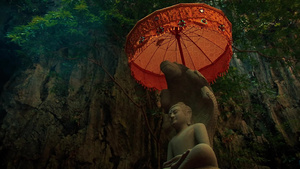 带有阳伞的竖立佛教雕像12秒视频