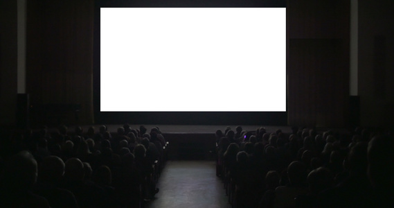 黑暗电影厅的观众带空白屏幕视频