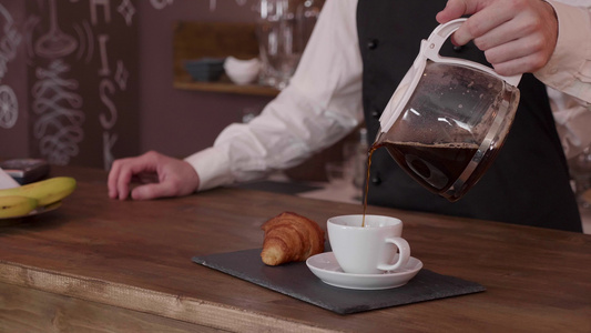 一部男性咖啡厅的电影片慢慢地装满了一杯咖啡视频