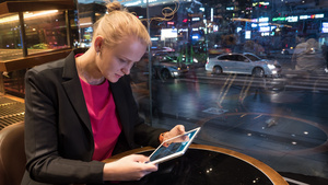妇女用咖啡馆的垫子按城市风景逐个窗口使用13秒视频