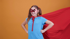 穿着超级英雄服装的小女孩17秒视频