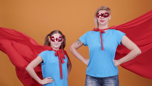 电影摄影小女孩和她的妈妈打扮成超级英雄视频