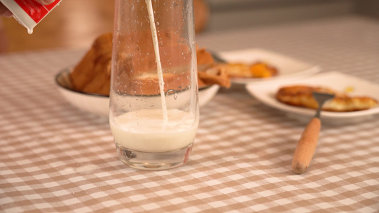 4K早餐倒牛奶实拍视频视频