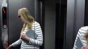 坐在电梯里的年轻女人28秒视频