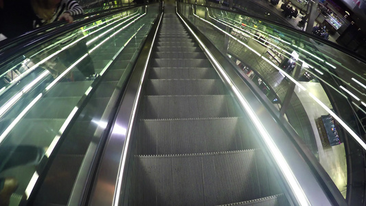 在商场电梯楼梯上移动视频