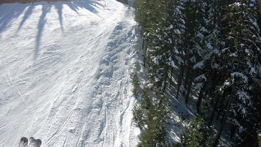 滑雪升起滑雪的滑雪艇第一视角向斜坡和滑雪者登船者看视频