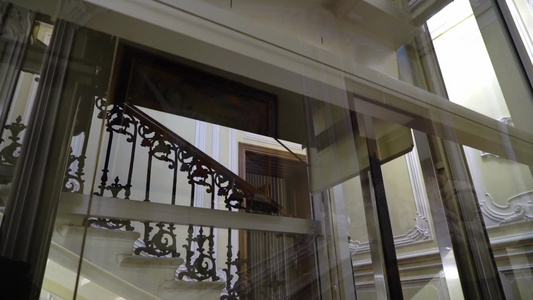 历史旅馆大楼中的玻璃玻璃电梯视频