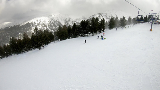 高山滑雪车站和冬季雪漂流慢动作视频