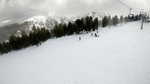 高山滑雪车站和冬季雪漂流慢动作15秒视频