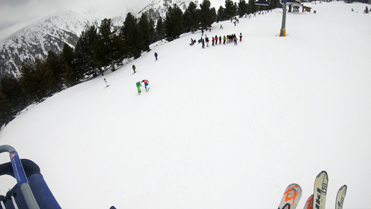 从滑雪电梯到活塞和滑雪者学校学习滑雪基本技术视频
