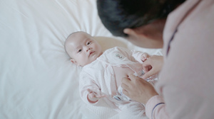 4k妈妈给婴儿宝宝换纸尿裤21秒视频
