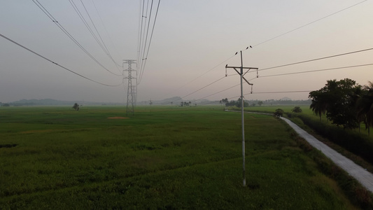 高空空中升上电电缆塔视频