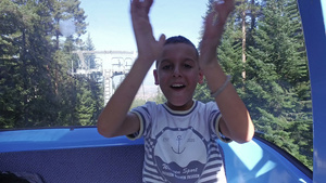 快乐的男孩第一次登多拉有线汽车搭乘11秒视频