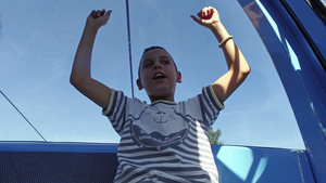 快乐的男孩第一次登多拉有线汽车搭乘8秒视频