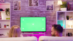 快乐的情侣在沙发上玩电子游戏17秒视频