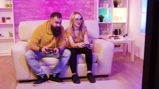 男朋友在玩电子游戏时赢对女友的对手视频