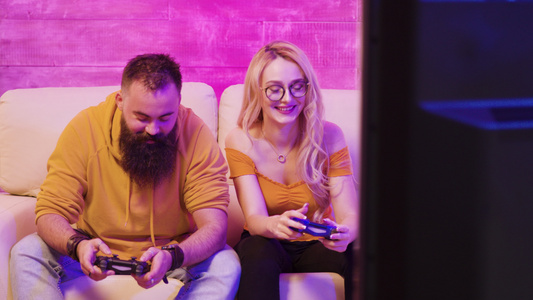 金发女人在玩电子游戏时微笑视频