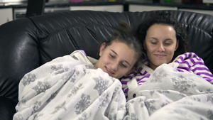 两个睡着的姐姐打哈欠坐在沙发上看电视17秒视频