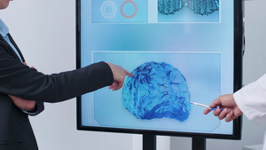 指向3D脑模拟的科学家11秒视频