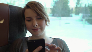 女孩使用智能手机在互联网上搭便车10秒视频
