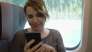 女孩使用智能手机在互联网上浏览9秒视频