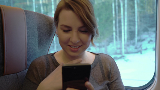女孩使用智能手机在互联网上搭便车视频