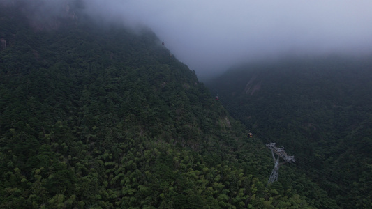 航拍景区缆车上山视频