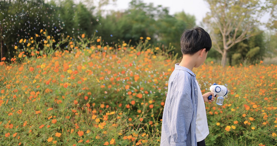 快乐的男孩在公园秋游赏花慢镜头视频