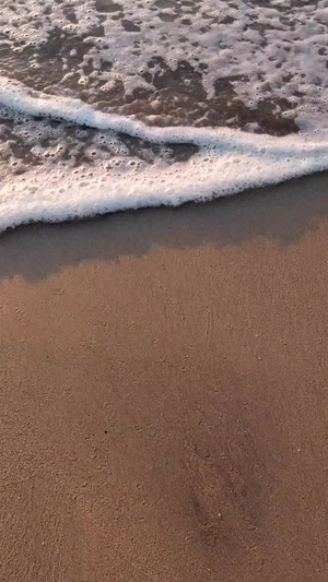 实拍海边沙滩上浪花起落视频9秒视频