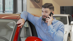 在汽车经销店上讲电话的胡子男11秒视频