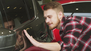 在经销商的一辆新汽车上检查汽车油漆的男顾客长胡子男子10秒视频