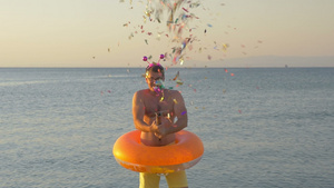 在海边庆祝自己生日的男人9秒视频