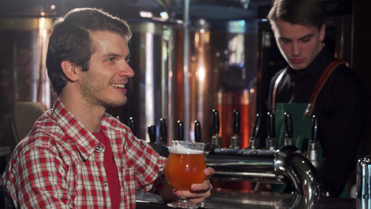 快乐的年轻人享受在酒吧休息喝着美味的啤酒视频