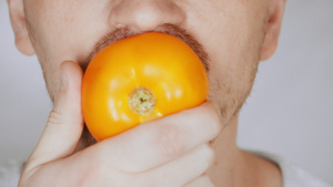 男人吃西红柿17秒视频