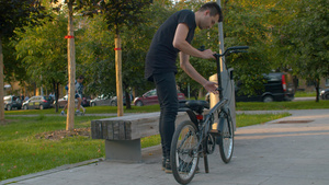 男人准备折叠自行车骑49秒视频