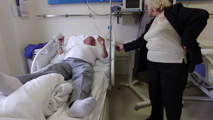 年老的妇女看望躺在病床上的丈夫12秒视频
