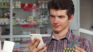 青年男子在药店购买药品12秒视频