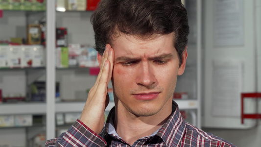 患有头痛的青年男子持有药丸视频