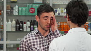 具有吸引力的青年男子购买头痛药剂12秒视频