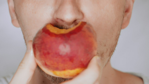 男人吃红桃子的12秒视频