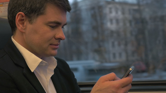 在火车上使用智能手机的商人视频