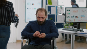 残疾青年雇员在工作期间用移动电话搜索的年轻残疾雇员25秒视频
